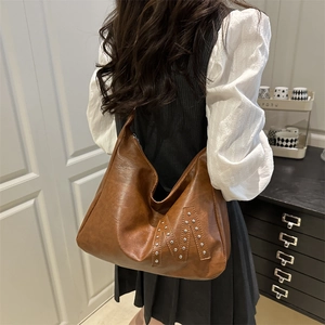 Retro dunkelbraune Leder-Tragetasche mit silbernen Nieten-M für Damen im Alltag