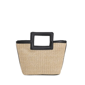 Grand sac cabas en paille tressée avec anses noires et style de vacances minimaliste