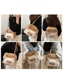Détails montrant les portés polyvalents en sac à dos et bandoulière pour ce sac chat mignon
