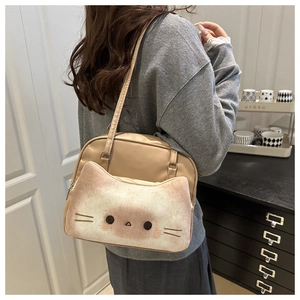Détail de la poche chat en peluche sur sac bandoulière en similicuir beige brodé