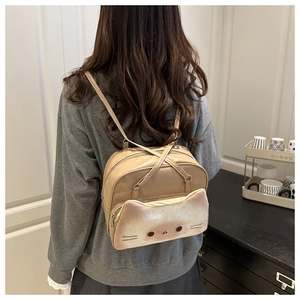 Vue arrière d'un mannequin portant le sac à dos chat beige avec oreilles 3D