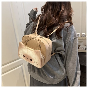 Détail du design chat mignon avec oreilles 3D sur un petit sac à dos en cuir kaki