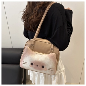 Détail de la poche en peluche chat sur le sac à bandoulière en similicuir kaki