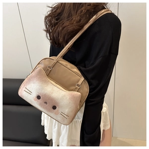Détail du sac à bandoulière en forme de toast avec broderie chat en peluche blanc