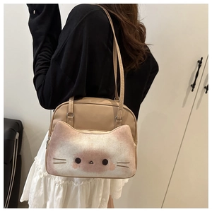 Détail de la poche chat en peluche et broderies sur le sac à bandoulière marron clair