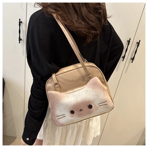 Détail du sac à bandoulière beige avec une poche en peluche 3D en forme de chat
