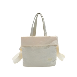 Minimalistische beige Canvas-Beuteltasche mit verstellbarem Gurt und zwei Tragegriffen