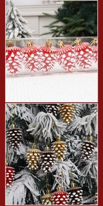Detalle de adornos de piña de Navidad rojos con efecto nieve en un árbol