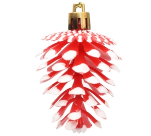Detalle de piña decorativa roja con puntas blancas nevadas y enganche dorado superior