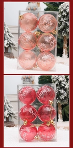 Detalle de bolas de Navidad PET de 6cm con estampado Merry Christmas y lazo dorado