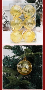 Detalle de 6 bolas de Navidad doradas transparentes con estampado Merry Christmas en caja