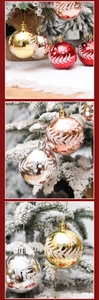 Primer plano de bolas de Navidad decorativas con patrones de copos sobre un árbol nevado