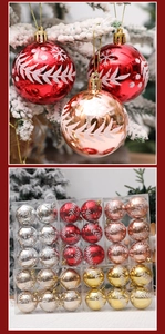 Primer plano de bolas de Navidad de 6 cm pintadas a mano con copos de nieve en árbol