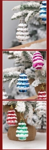 Primer plano de adornos de árbol de Navidad con purpurina en colores metálicos nevados