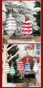 Detalle de colgantes con forma de árbol de Navidad con lentejuelas brillantes y nieve falsa