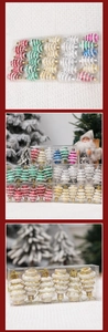 Detalle de adornos de árbol de Navidad escalonados con purpurina y rayas de colores