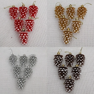 Adornos de piñas para árbol de Navidad en rojo, oro y plata con acabado de nieve