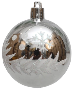 Detalle de una bola de Navidad plateada con copos de nieve brillantes y un colgador metálico
