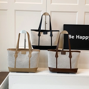 Trois grands sacs cabas en toile avec garniture en cuir en noir, beige et marron