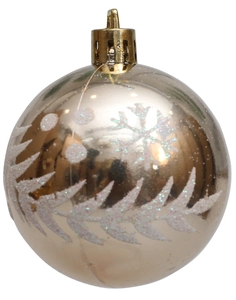 Detalle de una bola de Navidad oro champán con motivos de copos de nieve brillantes