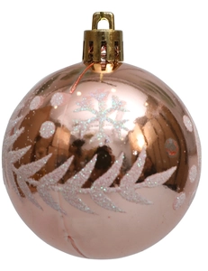 Detalle de bola de Navidad oro rosa con motivos de copos de nieve y hojas con purpurina