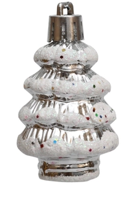 Detalle de adorno de árbol de Navidad plateado con nieve brillante y lentejuelas de colores