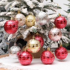 Palline di Natale con rilievo a rombi in vari colori metallici su albero innevato