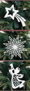 Adornos navideños blancos con estrellas y copos de nieve sobre ramas de pino verde oscuro