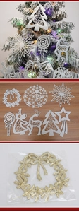 Detalle de adornos navideños con purpurina dorada y blanca como estrellas y renos