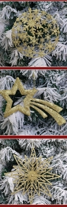 Detalle macro de adornos navideños dorados con purpurina y formas de estrellas y copos