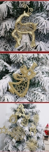 Detalle de adornos dorados de renos y ángeles con purpurina en un árbol de Navidad