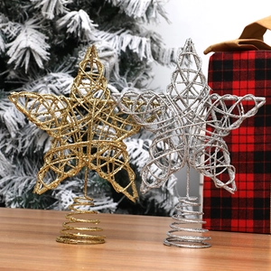 Funkelnde Baumspitze als goldener und silberner Stern mit Glitzer für den Weihnachtsbaum