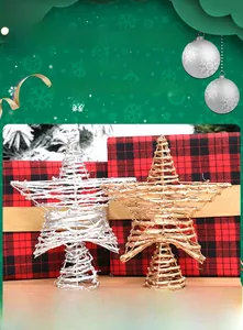 Detailansicht goldener und silberner Christbaumspitzen aus Eisen mit Spiralbasis