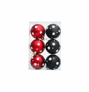 Detalle de bolas de Navidad de 6 cm con lunares rojos y negros y lazos dorados