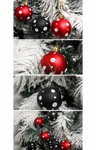Primer plano de bolas de Navidad de 6cm rojas y negras mate con puntos de purpurina