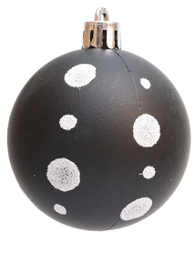 Detalle de una bola de Navidad negra mate de 6 cm con lunares brillantes y colgante plata