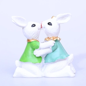 Easter resin kissing bunny couple figurines in green outfits for home decoration