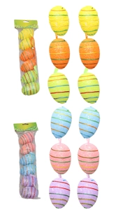 Detail van gekleurde paaseieren van schuim met regenboogkoord in transparante verpakking