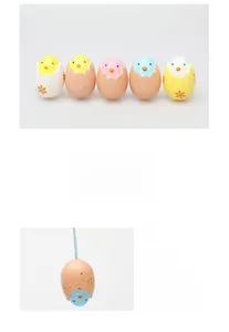 Dettaglio di cinque barattoli per spezie colorati in ceramica a forma di uovo di Pasqua