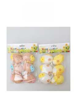Dettaglio di uova di Pasqua decorative con motivi a pulcino e decorazioni floreali