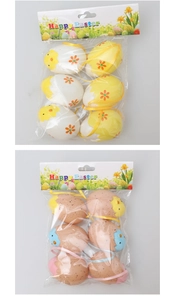 Dettaglio di confezione da 6 uova di Pasqua con pulcini colorati e motivi floreali