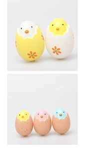 Dettaglio di figurine colorate di pulcini di Pasqua in gusci d'uovo con motivi floreali