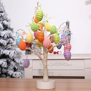 Paaseieren set met glitterstrepen hangend aan een witte decoratieve boomstandaard