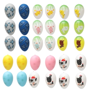 Set van 30 kleurrijke plastic paaseieren met handgeschilderde haasjes en kuikens