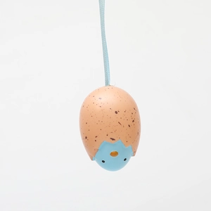 Pulcino di Pasqua che esce dal guscio, ciondolo con cordino blu per decorazioni fai-da-te