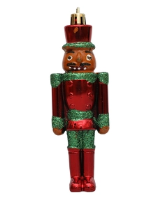 Detail von Nussknacker-Soldat-Ornament mit rot-grünen Farben und Goldhaken für Weihnachtsbaum