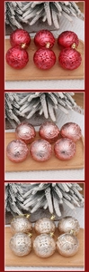 Macro-opname van 6 cm kerstballen met bloemenreliëfpatronen en gouden ophangkoorden