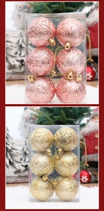 Detail van roze en gouden kerstballen met prachtige bloemen reliëf patronen