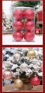 Detail van rode kerstballen met reliëfpatronen op een besneeuwde kerstboom