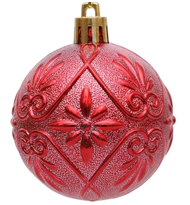 Detail van rode kerstbal met reliëfbloemmotieven en een gouden ophanghaakje aan de top